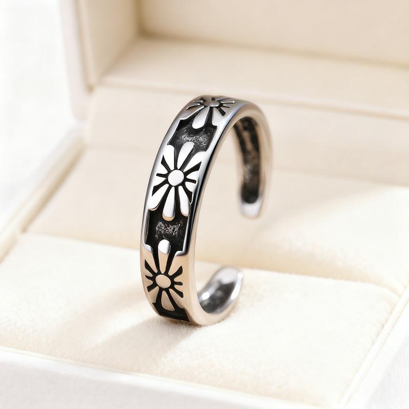 European Retro Floral Ring: Unique Vintage Black Design for Women and Couples