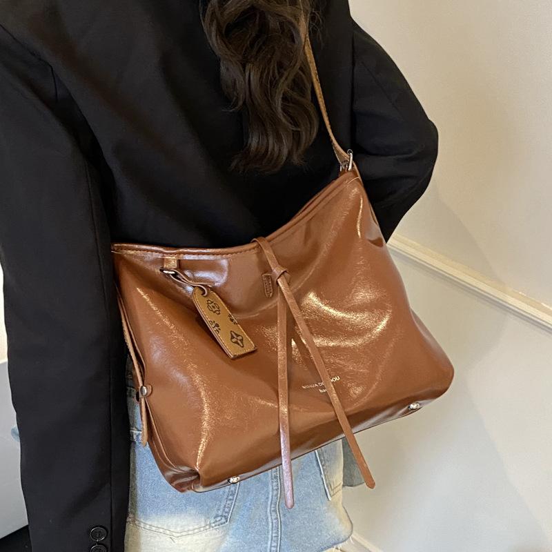 This year's popular bag women's large capacity 2025 new fashion casual shoulder messenger bag versatile commuter tote bag