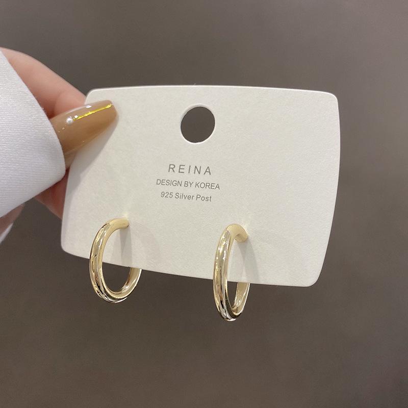 

South Korea s Dongdaemun new C-shaped metal earrings cold wind ins trendy versatile earrings silver needle earrings