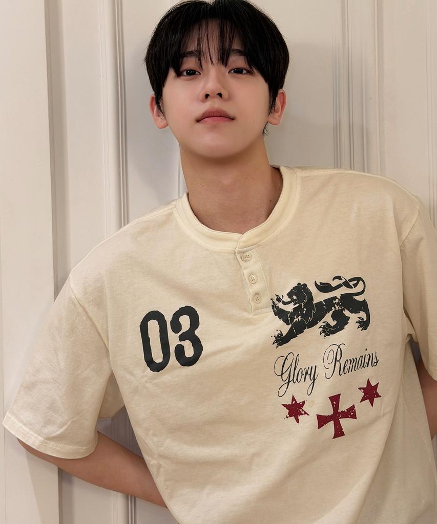 TRAVEL Glory Remains Pigment Henley Neck Short Sleeve T-Shirt Cream