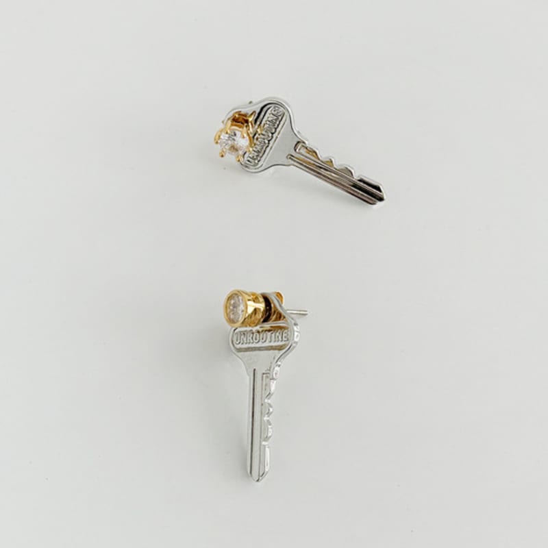August Harmony Unroutine Key Earring / 2color