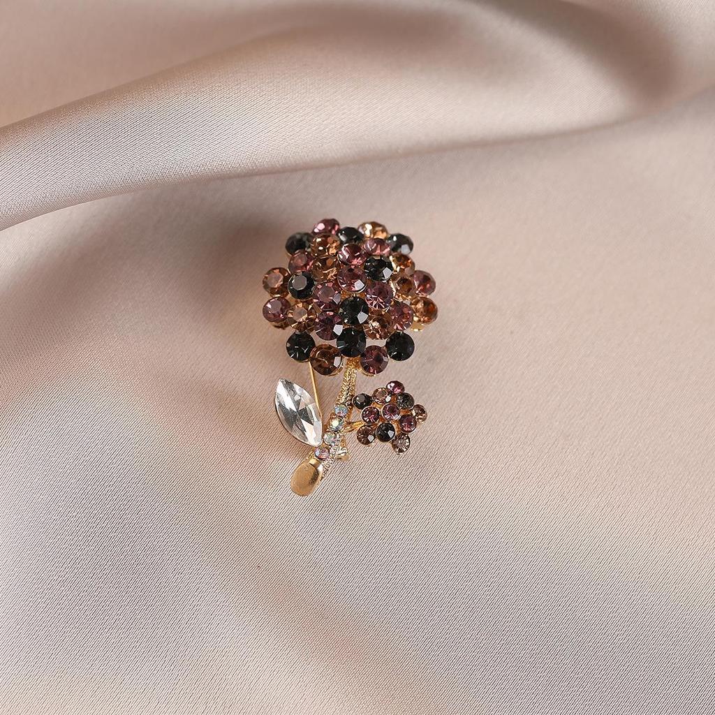 2024 Women's High-Grade Anti-Exposure Brooch: Stylish, Niche Design Clothes Pin.