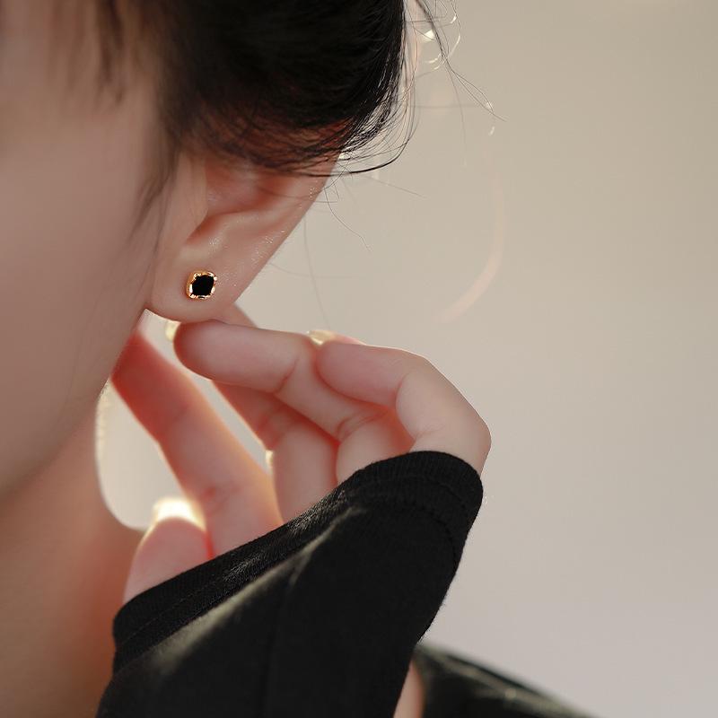 Elegant Black Square Stud Earrings for Women – Minimalist Luxury Design, Versatile for Everyday Wear