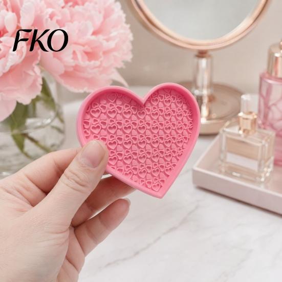 Dressing Table Accessory 3D Printed Makeup Brush Cleaning Mat, Heart-Shaped Scrubber Pad with Textured Zones, Beauty Tool Cleaner Portable