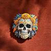 Blumiges Design Totenkopf Brosche Emaille Blumiger Totenkopf Abzeichen Anstecker Halloween Revers Anstecker Feiertag