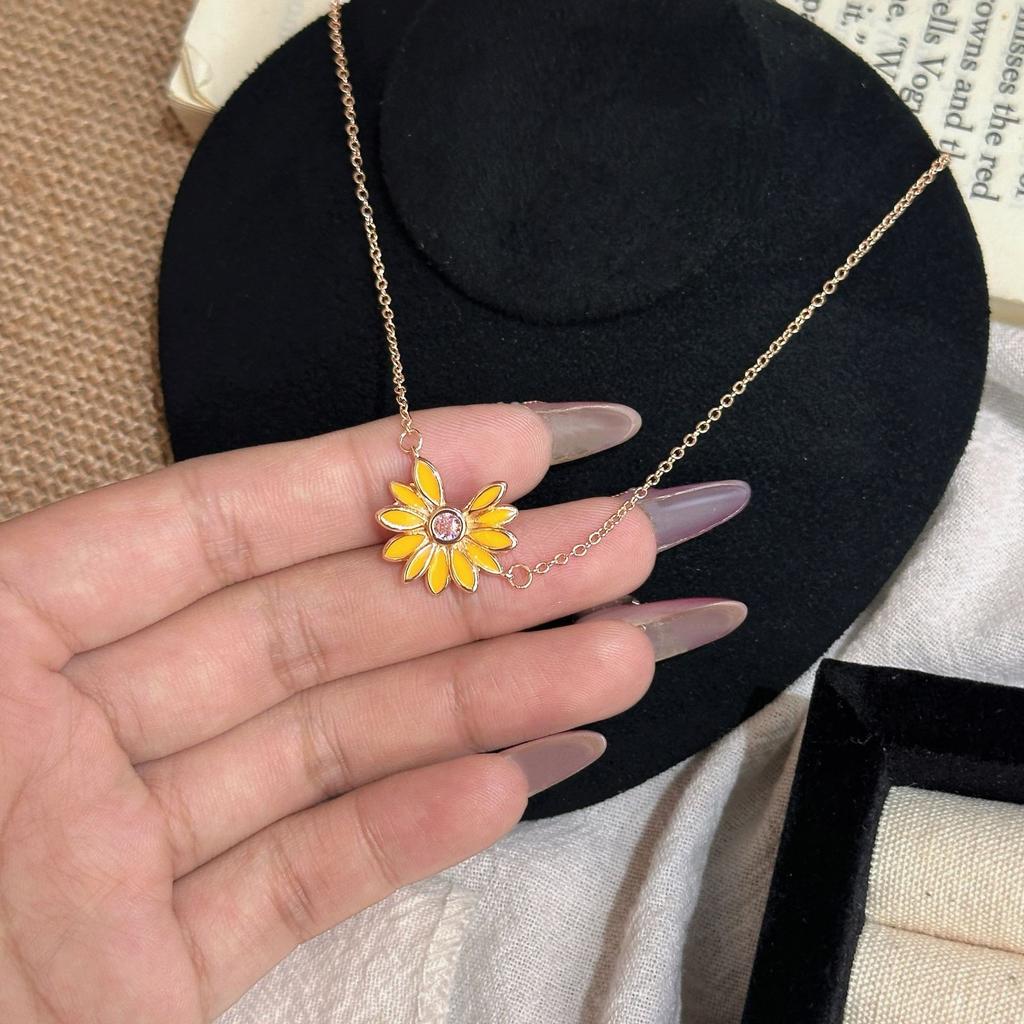 Japanese and Korean ins wind sweet and cool little daisy necklace collarbone chain small fresh neck chain