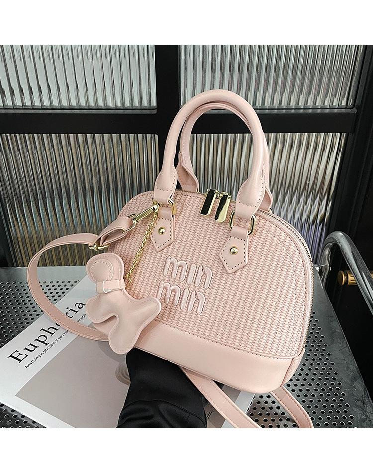 

Foreign style super fire portable small bag women 2025 new leisure and vacation woven straw bag messenger bag shell bag tide рожевий