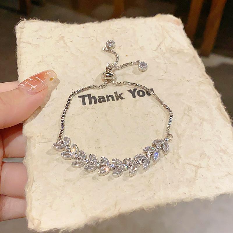 Zircon Round Geometric Flower Bracelet Vintage Style Bracelet Light Luxury High-End Hand Jewelry For Women