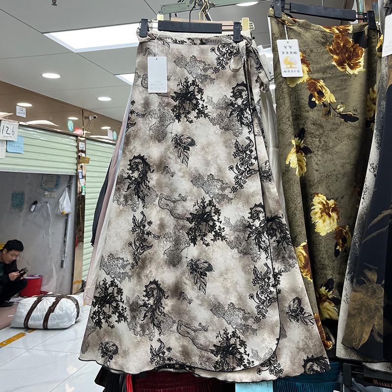 

Новая китайская европейская атласная юбка с цветочным принтом для женщин 2025 года, ранняя весна, нежные бретели, высокая талия, разрез, А-образная юбка one size fits all