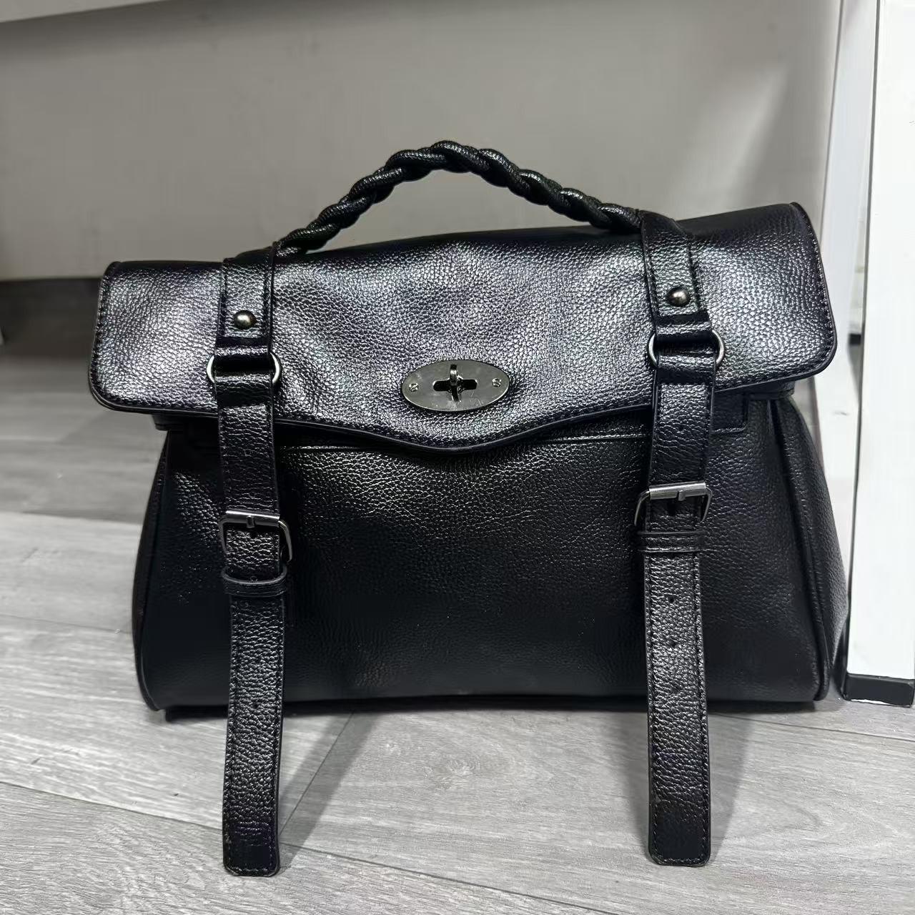 

2025 New High-End Large Capacity Handbag for Women, British Fashion Commuter Small Square Bag, Versatile Crossbody Bag чорний