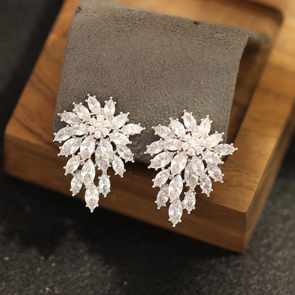 Temperament Premium Snowflake Zircon Earrings Silver Exquisite Ear Clips Women's Versatile Earrings Birthday Party