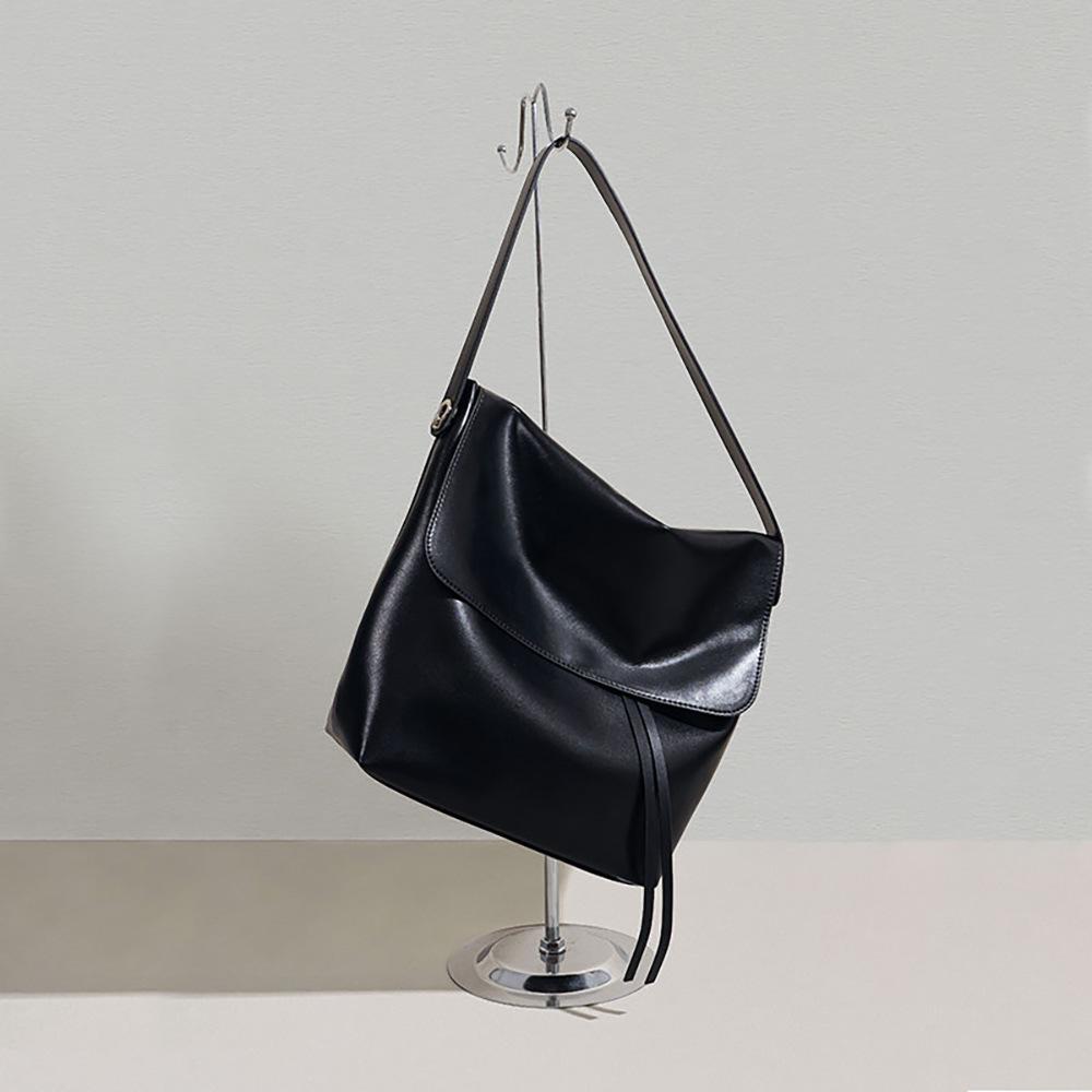 Small Retro Leather Shoulder Bag with Large Capacity Artistic Tote Bag, Minimalist Style, Versatile for Commuting, Crossbody Women's Bag