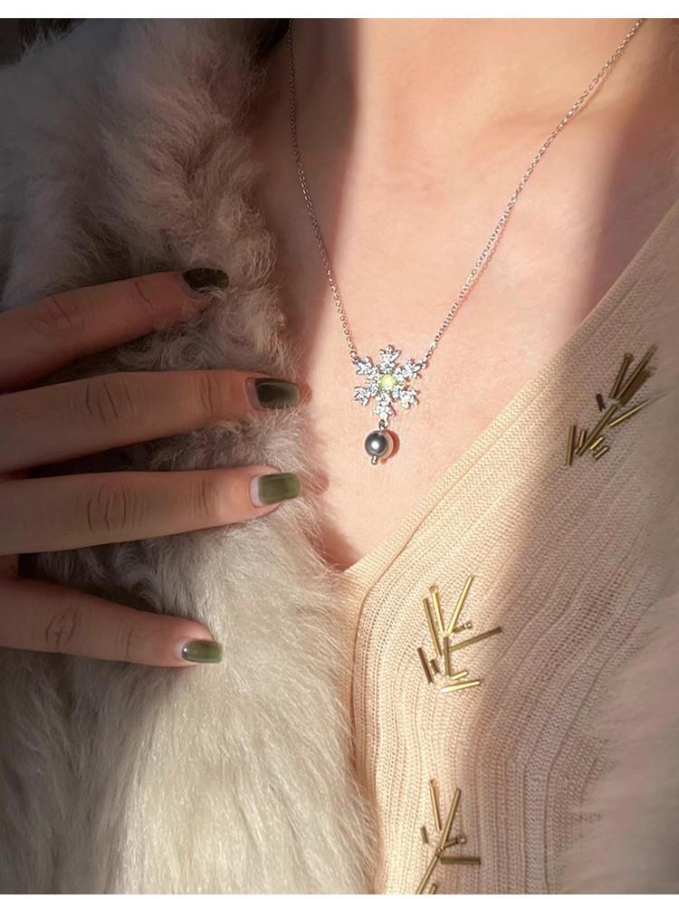 Wykwintny naszyjnik z cyrkonii i pereł w kształcie płatka śniegu – uniwersalny świąteczny łańcuszek na sweter