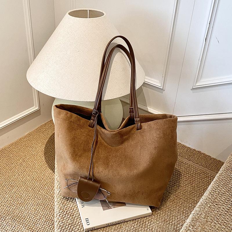 

Autumn and winter simple retro suede versatile underarm bag women s 2025 new handbag commuter shoulder bag