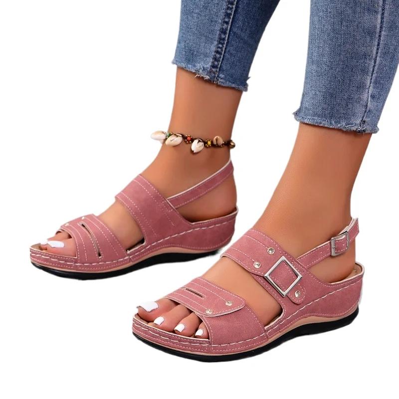 

Модная женская обувь 2024 больших размеров, женские сандалии с открытым носком, уличные повседневные сандалии, женские туфли на танкетке с ремешком и пряжкой и круглым носком 35 розовый