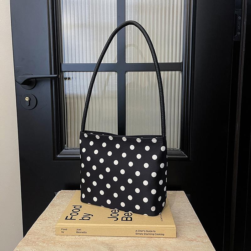 

Нишевая сумка в горошек женская новая универсальная на плечо подмышку для выхода на работу маленькая сумка чёрный