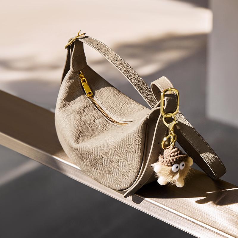 

Миссис. Сумка Qiao Женская 2025 Новая Сумка-пельмень Высококлассная Сумка через плечо Натуральная кожа Женская сумка Сумка на плечо Long27.5CM、Wide8.5CM、