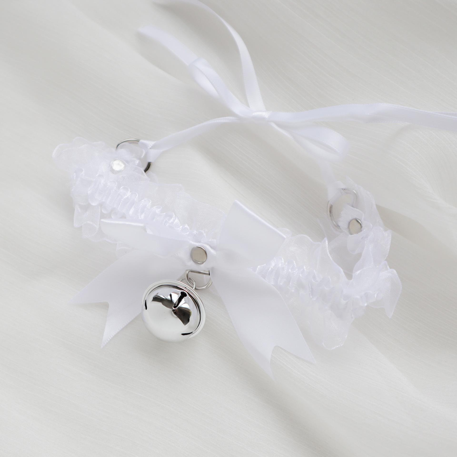 Кокетливый чокер с кружевной отделкой, бантом и подвеской-колокольчиком белый