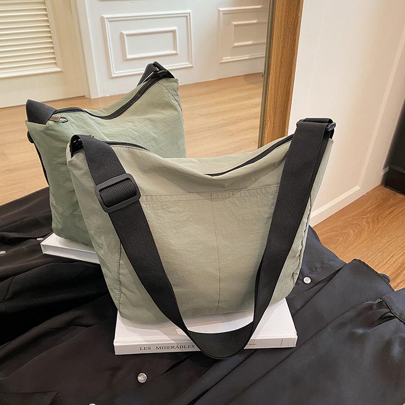 Large Capacity Casual Women's Bag Niche Design New Autumn and Winter Shoulder Bag 2025 Fashion Crossbody Tote Bag