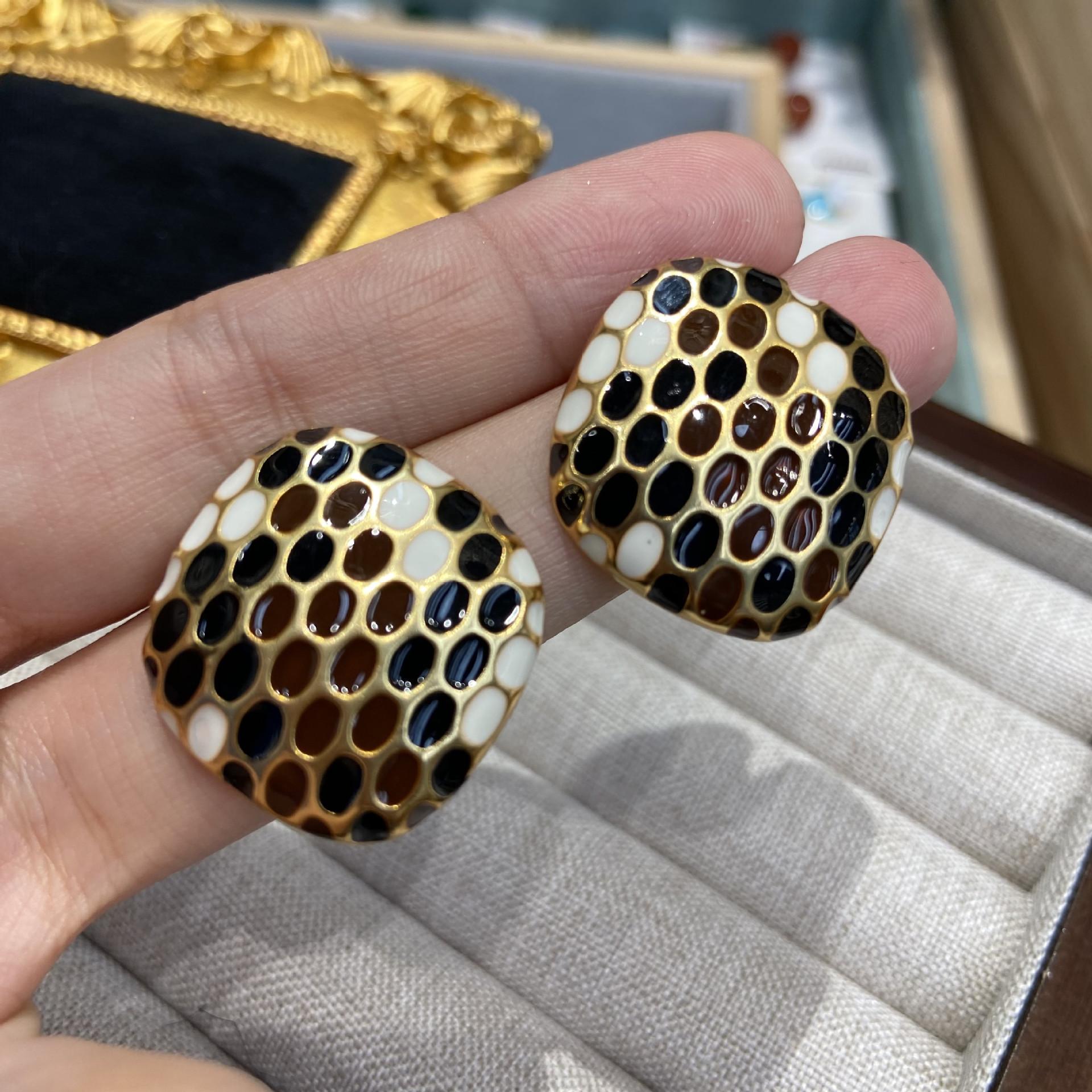 

Retro Enamel Colored Bee Eye Stud Earrings Geometric Black And White Drop Glaze Earrings Simple Temperament Versatile Earrings Personalized Female