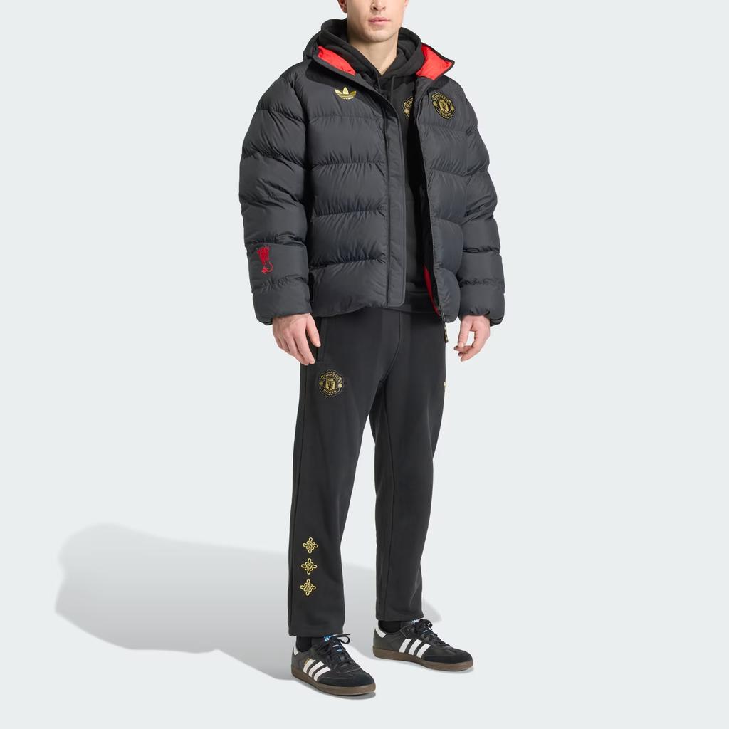Adidas Originals Manchester United Kulturelle Geschichte Gesteppte Jacke Limitierte Auflage Jahr des Pferdes CNY Neujahrs Kollektion Herrenjacke JM5567
