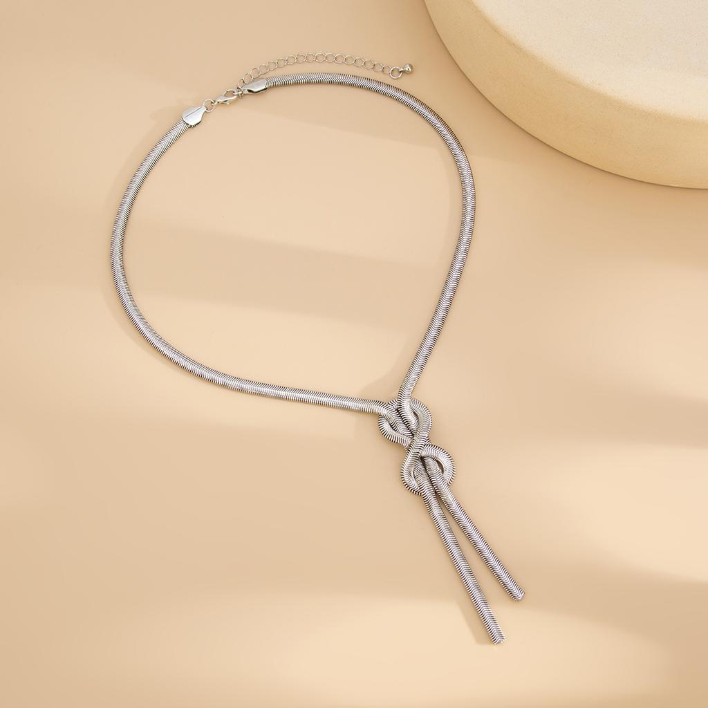 Collier Sexy Multicouche Chaîne Serpent Plate pour Femmes Tendance Couleur Or Long Pendentif Tassel Collier de Poitrine Bijoux Quotidien sur le Cou