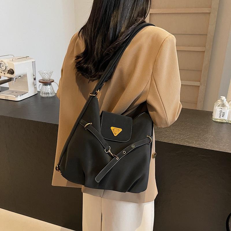 Retro underarm bag women's 2025 new backpack, high-end commuting large-capacity tote bag