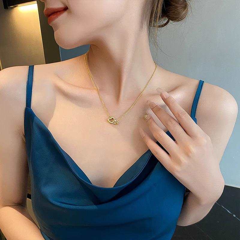 Copper-Plated Gold Heart-to-Heart Necklace: Elegant, Luxurious, Versatile Women's Accessory.