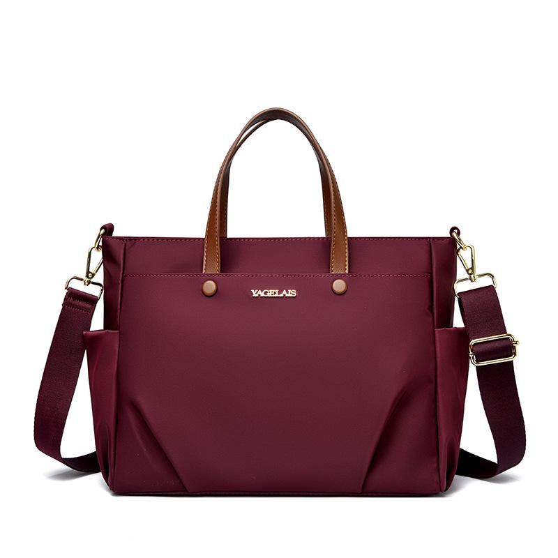 

Сумка для ноутбука, дама, несущая деловой портфель и перекинувшая через плечо сумку-тоут для поездок фуксия