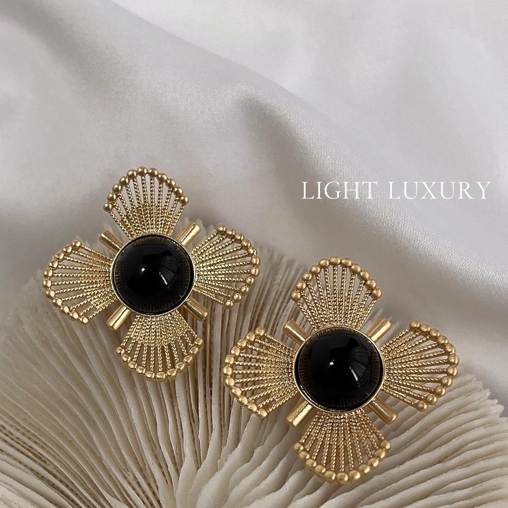 Literary and retro French light luxury hollow line matte four-leaf flower earrings  s earrings