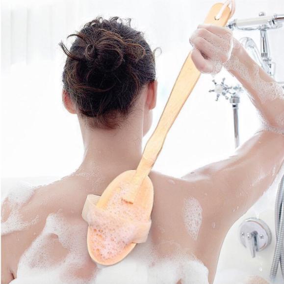 Мочалка-массажер для ванной на деревянной ручке