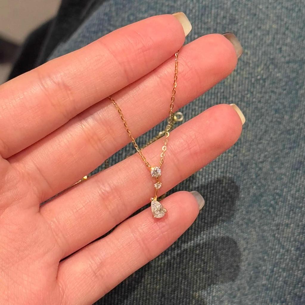 Elegante Collana con Ciondolo a Goccia d'Acqua in Zircone per Donna - Catena Clavicola, Design Lussuoso di Alta Gamma (Stile 2025)