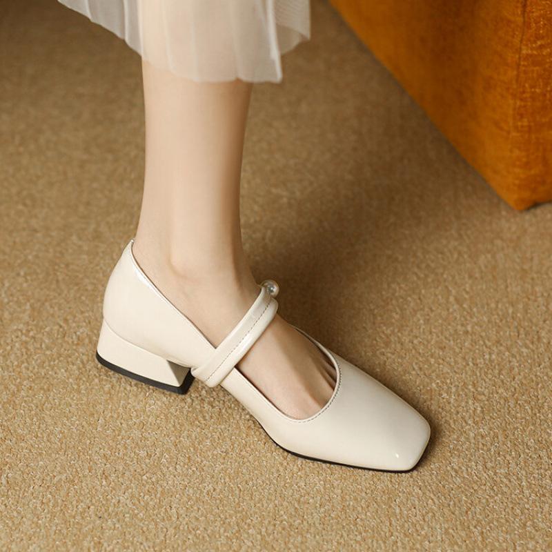 

New comfortable low-heeled single shoes square head buckle low-top light mouth solid color casual square heel patent leather four-season small leat 39 абрикосовий
