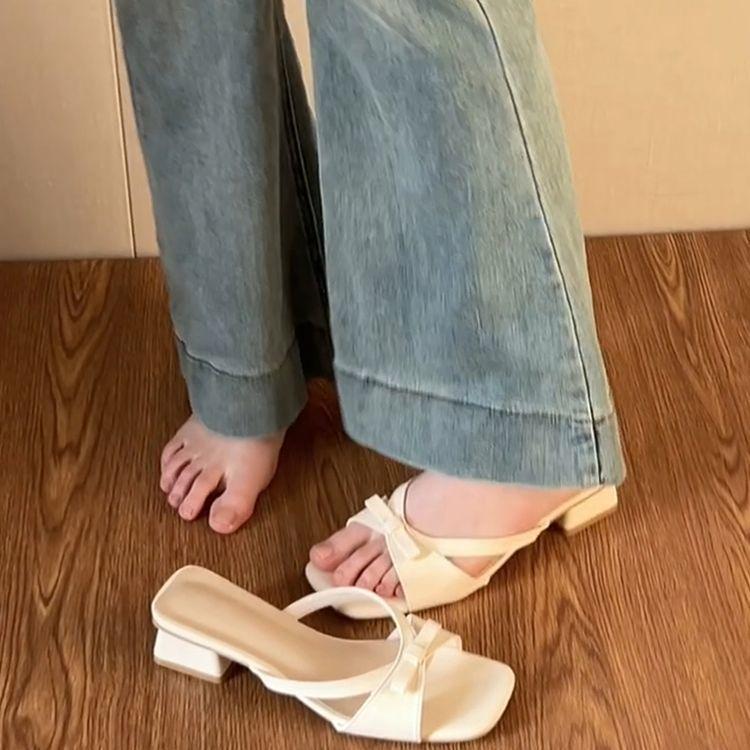 2025 neue Sommer Französische sanfte Schleifensandalen Ein Pedal dicker Absatz eckige Spitze offene Zehen weiß ein Wort Pantoletten Damen