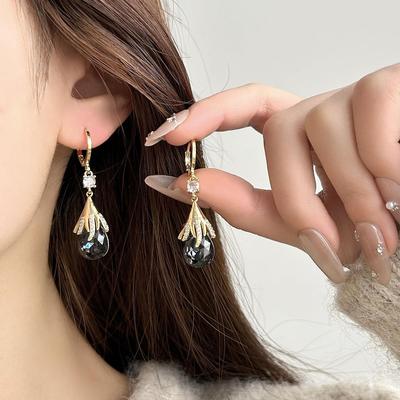 Elegante französische Wassertropfen-Strass-Ohrringe für Damen, High-End-Design, Neuer Stil.