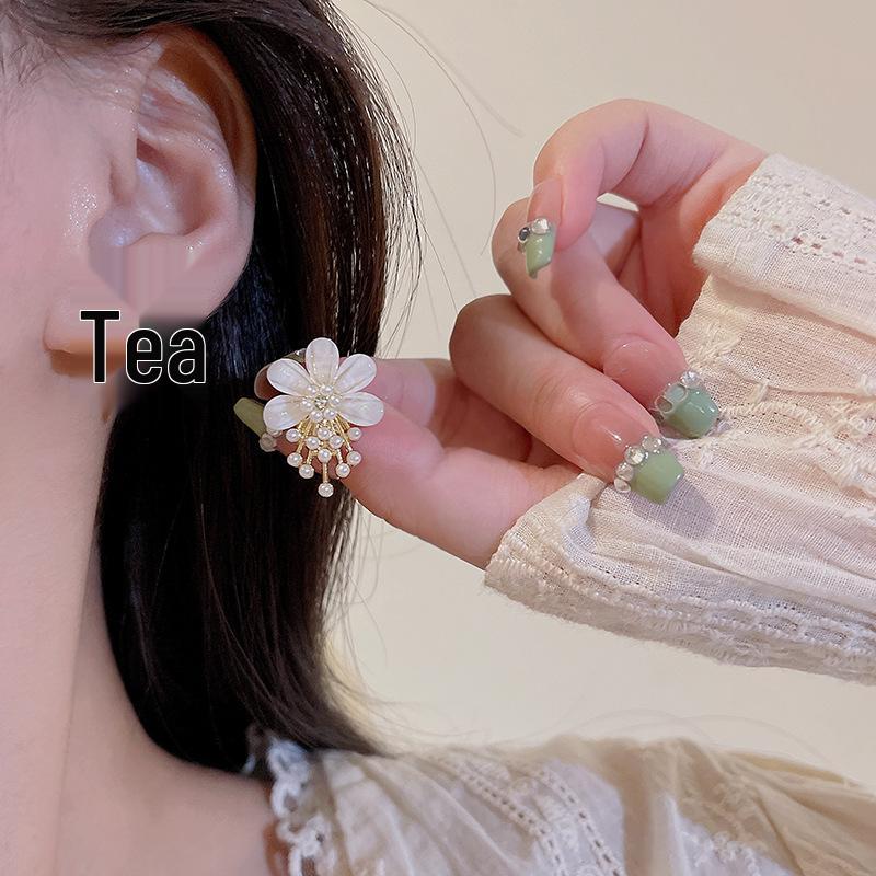 2025 Spring/Summer Floral Pearl Stud Earrings - Elegant Women's Light Luxury Edition