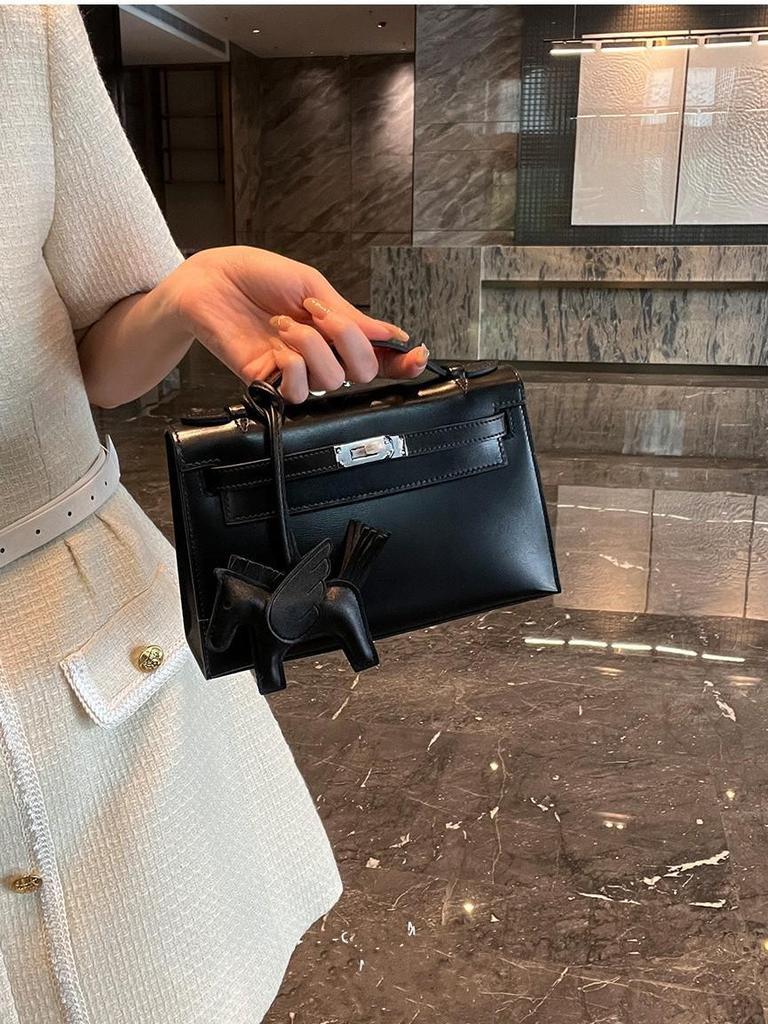 2025 Mini Black Kelly Bag der ersten Generation: Hochwertige vielseitige Lederhandtasche mit silberner Schnalle