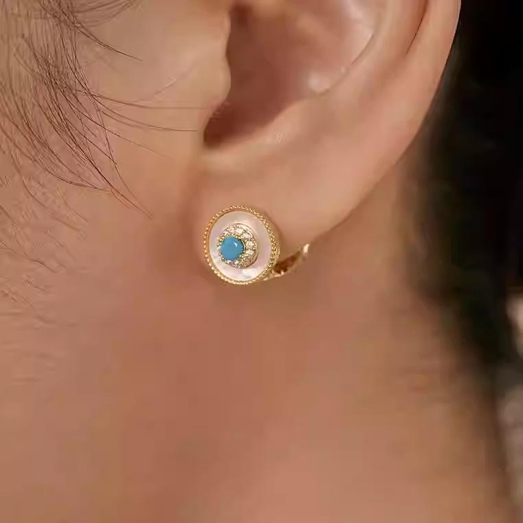 Zirkon Perlmutt Sunburst Ohrklemmen: Elegante, vielseitige Ohrringe für Frauen.