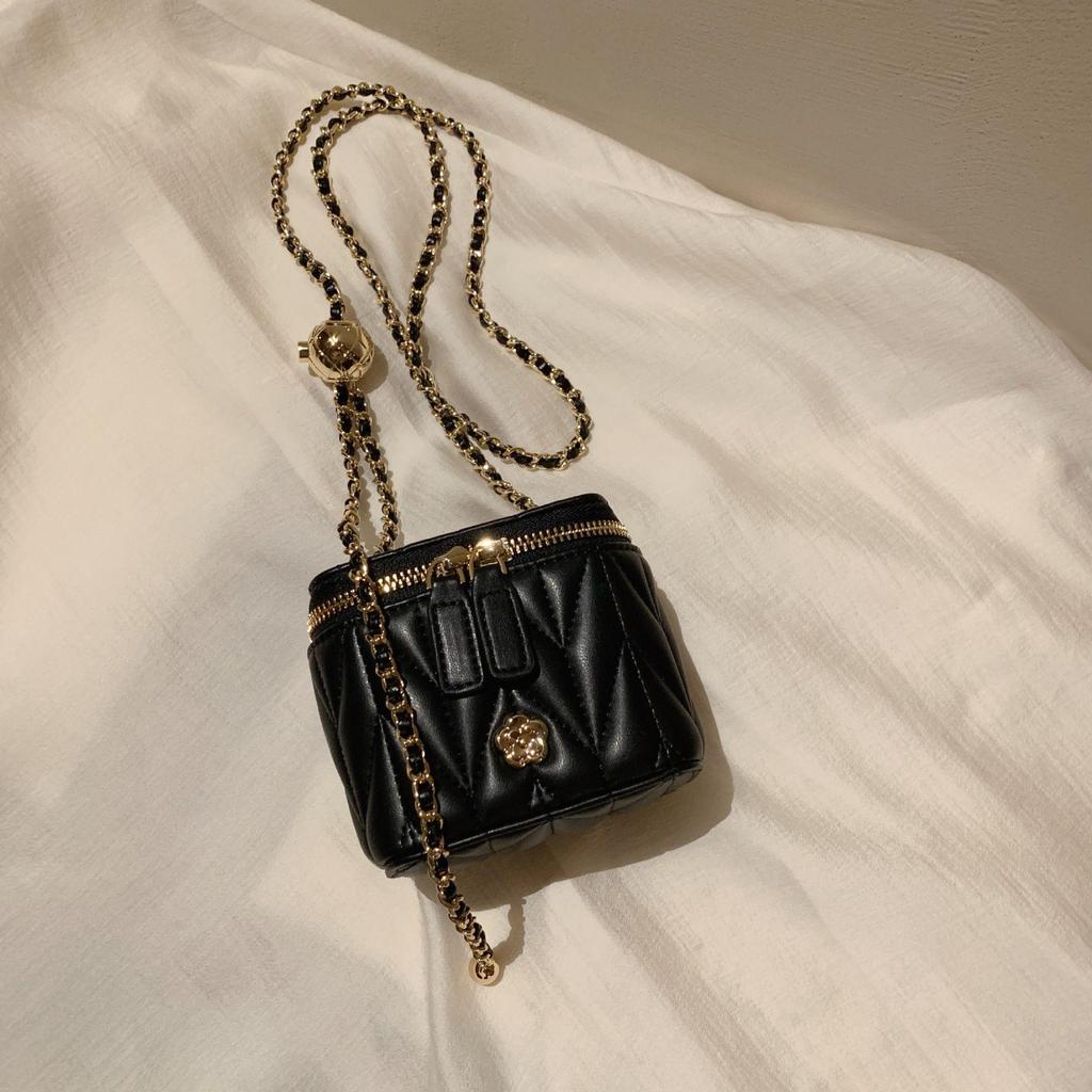 Camellia Diamond Chain Messenger Bag - Versatile, Trendy, and Casual Shoulder Bag
