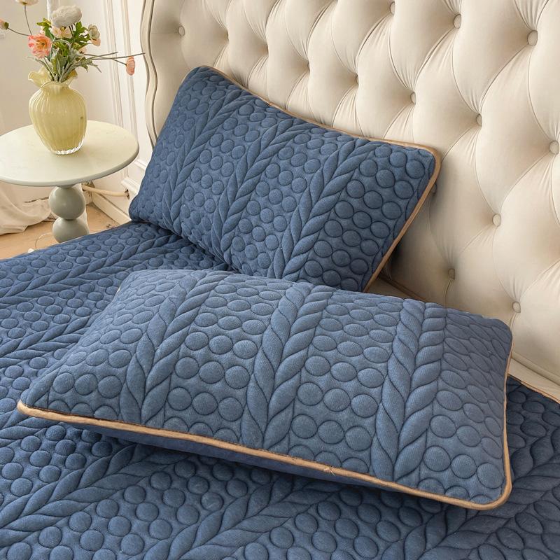 3-teiliges Luxus-Bettwäsche-Set, gesteppter Bettrand mit 2 Kissenbezügen, dicker warmer rutschfester Matratzenschoner, einfarbiges Bettlaken und Bettbezug