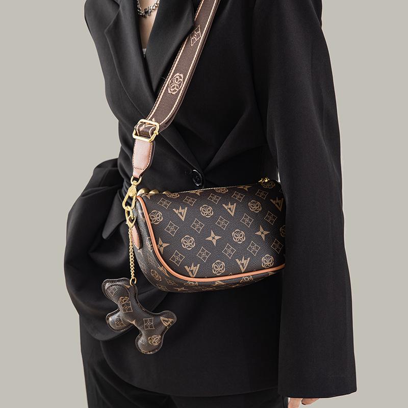 Internet celebrity live broadcast welfare small bag dumpling bag one piece hair old flower saddle bag fashion new shoulder bag messenger bag