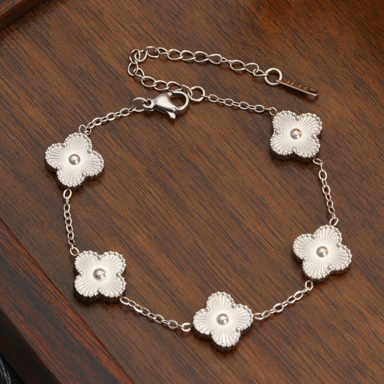 

Four-leaf Clover Titanium Steel Bracelet Fashionable and Luxurious Jewelry for Women Colorfast and Simple 18K