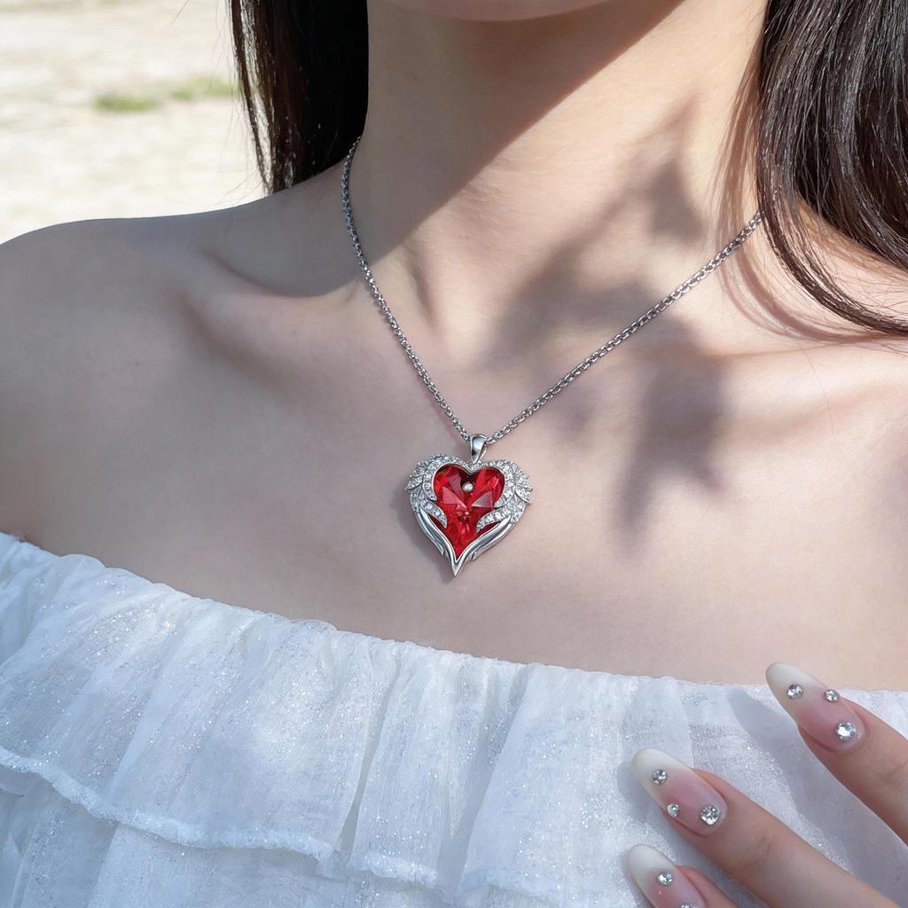 Elegant Rose Jewelry Gift Box: Red Ocean Heart Necklace with Diamond Accent, Stylish Women's Pendant.