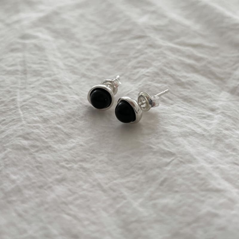 Melliv Silver Melting Around 5mm Onyx Earrings_mve28