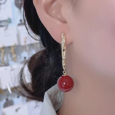 Eleganti orecchini con perline rosse: Design lungo e versatile per occasioni festive e nuziali