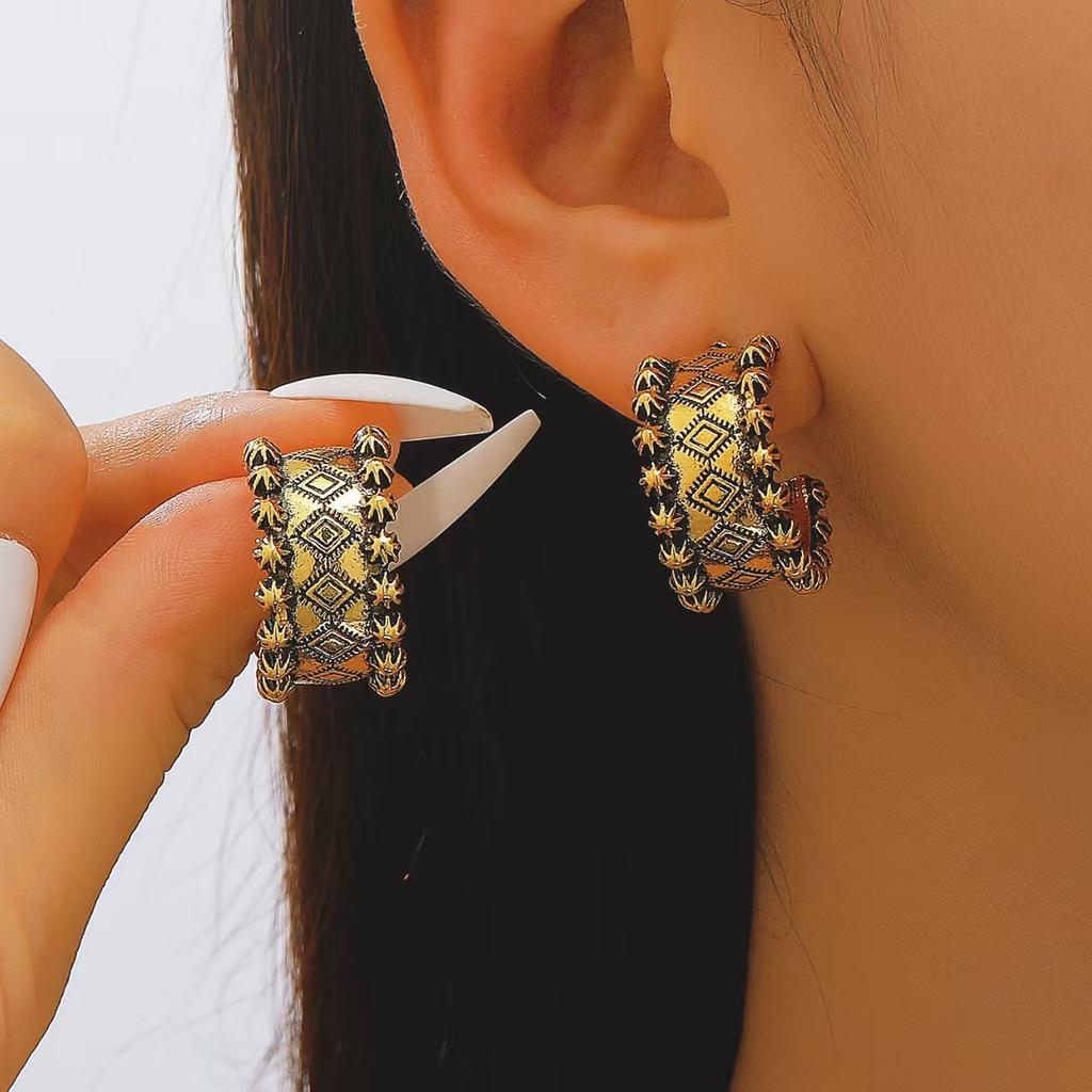 Retro Ethnic Style C-shaped Oval Engraved Old Retro Earrings Women, High Quality 2026 Fashion Temperament Simple Earrings