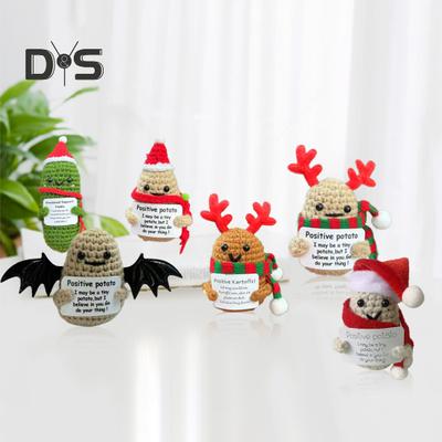 Bambola di Natale all'uncinetto positiva con biglietto di incoraggiamento Supporto emotivo Lavorato a mano Lavoro a maglia Cappello da Babbo Natale Patata Sottaceto Decorazione Ornamento Sollievo dallo stress
