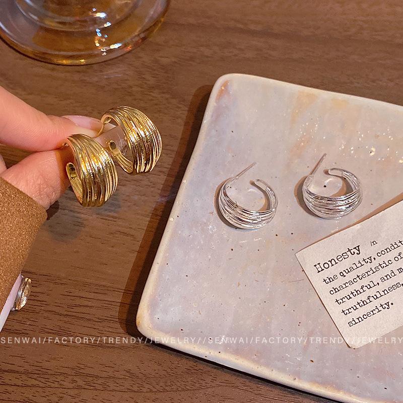 Simple and atmospheric C-type silver line stud earrings, women's cold wind earrings, unique ear accessories