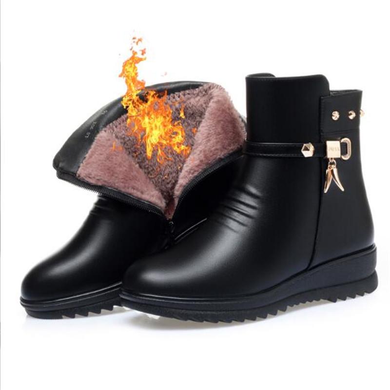 

Модные зимние туфли для мам на танкетке, ботинки женские большого размера, нескользящие женские зимние ботинки, из натуральной кожи, теплые женские ботильоны 35