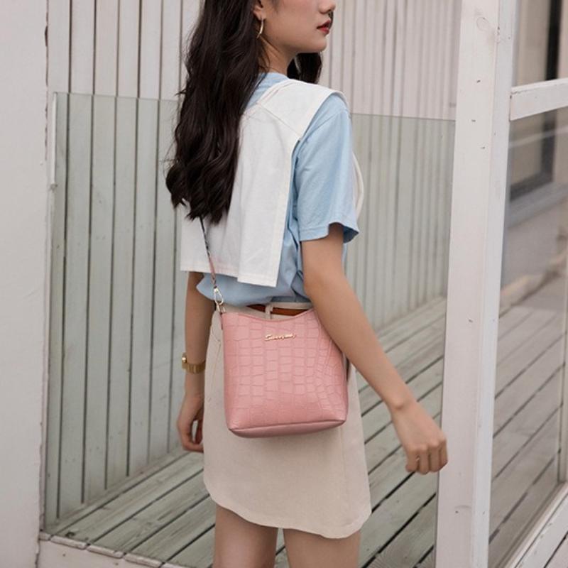 Schoolbag Women's Black Trendy Crocodile Embossed Large Capacity Bucket Bag With Letter Print Wide Crossbody Bag Strap For Shoulder Purse Daily